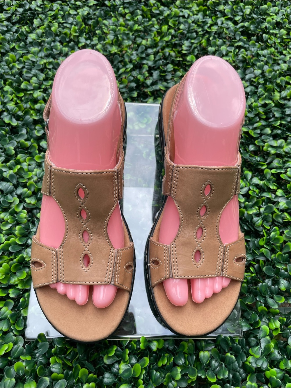 Clarks women’s soft cushion Brown Open-Toe Slide Sandals, size 7